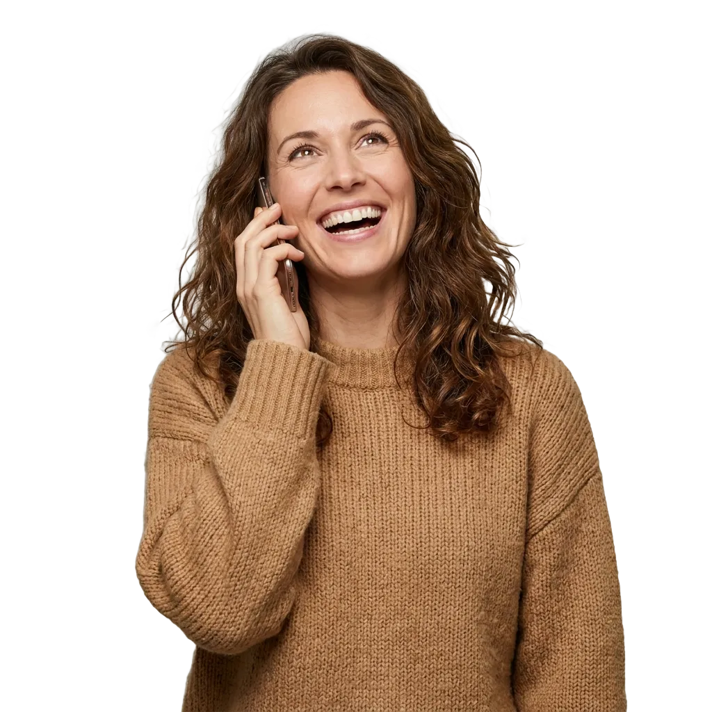 Dirigeante souriante au téléphone